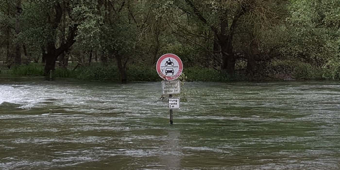 Verkehrsschild im Hochwasser